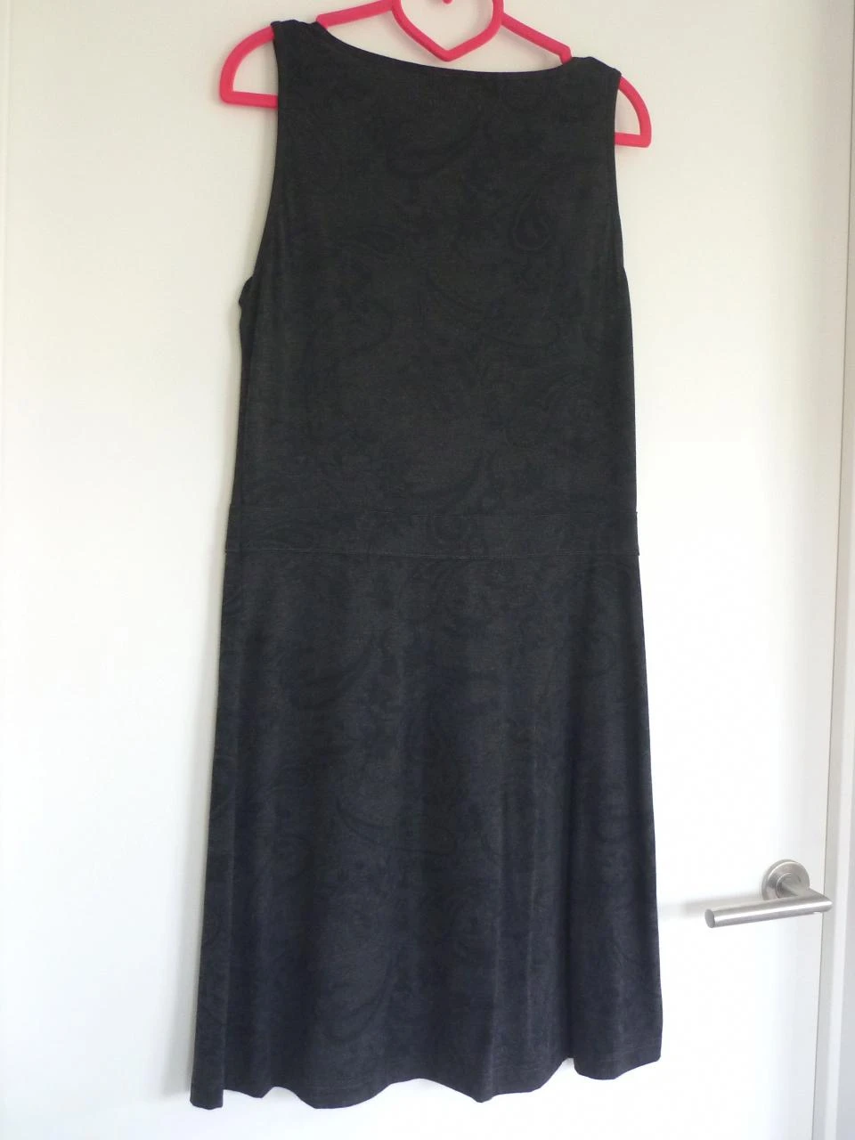 Vestido cinza-escuro antracite com motivo de pepino turco Tamanho 38 – photo 5